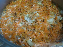 Минтай под маринадом: Залить рыбу молоком, посолить и поперчить по вкусу. Дать рыбке закипеть, затем убавить огонь на самый минимальный. Накрыть крышкой. Тушить минтай под маринадом 30-35 минут, до готовности моркови.