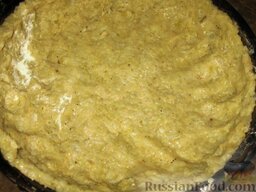 Картофельный пирог с курицей и шампиньонами: Противень смазать маслом, выложить картофельное тесто, сделать бортики.