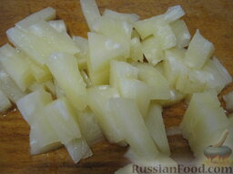 Салат с ананасом и кукурузой "Восторг": Как приготовить салат с ананасом и кукурузой:    С ананасов слить сок. Ананасы порезать небольшими кусочками.