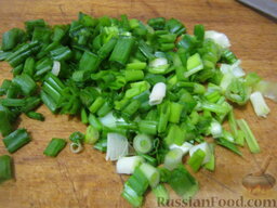 Салат с ананасом и кукурузой "Восторг": Зелёный лук помыть и мелко порезать.