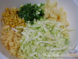 Салат с ананасом и кукурузой "Восторг": Все ингредиенты сложить в миску.