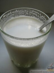 Гоголь-моголь: Затем влить 0,75 стакана кипяченого и охлажденного молока и перемешать.