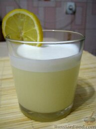 Гоголь-моголь: Подавать гоголь-моголь в холодном виде с ломтиком лимона.  Приятного аппетита!