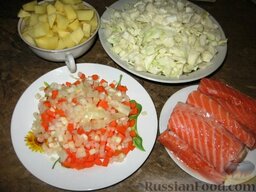 Щи с лососем: Капусту нарезать мелкими квадратиками, картофель нарезать крупными кубиками, а остальные овощи – мелкими кубиками. Рыбу нарезать порционными ломтиками.