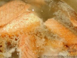 Щи с лососем: Отдельно в подсоленном бульоне  отварить куски лососины (15-20 минут). Если щи получились очень густые, этим бульоном можно потом разбавить их до желаемой густоты