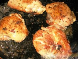 Курица в баклажанном соусе: Как приготовить курицу с баклажанами, перцем и сливками:    Куриные бедра посолить, приправить и обжарить до румяности на масле. Вынуть курицу на тарелку.