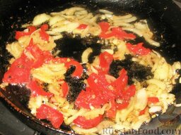 Курица в баклажанном соусе: На оставшемся в сковороде масле обжарить лук и чеснок. Добавить перец, порезанный соломкой.