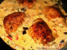 Курица в баклажанном соусе: Выложить курицу в соус. Накрыть крышкой и тушить курицу с баклажанами в сливках на маленьком огне 12-15 минут.