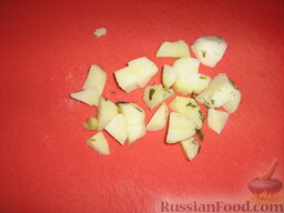 Салат "Зеленые лодочки": Картофель нарезать мелкими кубиками. Добавить измельченные: зеленый лук, петрушку, черемшу.
