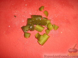 Салат "Зеленые лодочки": Соленый огурчик тоже порезать кубиками.