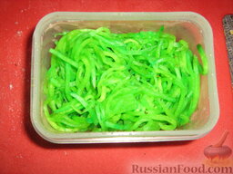 Салат "Зеленые лодочки": И зеленая редька по-корейски. Если вам трудно купить редьку, можно заменить ее морковкой по-корейски.