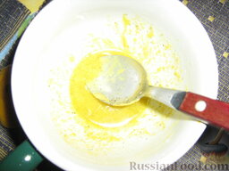 Салат "Зеленые лодочки": Готовим заправку для салата с сельдью. Ложечку горчицы смешиваем с оливковым маслом и соком половинки лимона. Слегка взбиваем вилкой, до получения однородной смеси.