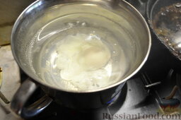 Азиатский суп с лапшой удон: Варим яйцо пашот.