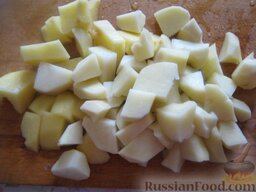 Самый настоящий украинский борщ: Очистить и помыть картофель, нарезать на небольшие кубики. Когда мясо сварилось, его вынуть. Бульон процедить. Выложить в бульон картофель. Варить около 20 минут.