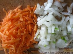 Самый настоящий украинский борщ: Очистить и помыть репчатый лук и морковь. Лук нарезать кубиками, морковь натереть на крупной терке.