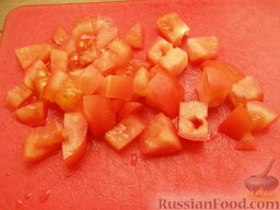 Салат с помидорами и кинзой: Как приготовить салат из помидоров с кинзой:    Помидоры нарезать кубиками.