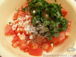 Салат с помидорами и кинзой: Смешать все продукты, добавить в салат из помидоров соль, перец и растительное масло.