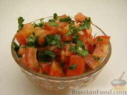 Салат с помидорами и кинзой: Все тщательно перемешать. Дать салату из свежих помидоров настояться 10-15 минут.    Приятного аппетита!