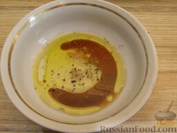 Салат из жареной курицы с огурцами и кунжутом: Для заправки смешать 2 ст. ложки соевого соуса, 2 ст. ложки растительного масла,  перец.
