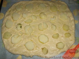 Фокачча с картофелем и домашними колбасками: Вареный картофель нарезать ломтиками и выложить на фокаччу. Подсолить.