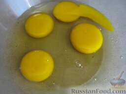Омлет с крабовыми палочками и сыром: Как приготовить омлет с крабовыми палочками:    Разбить в миску куриные яйца.