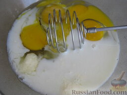 Омлет с крабовыми палочками и сыром: Яйца смешать с молоком, солью. Хорошо взбить веселкой.