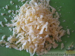 Омлет с крабовыми палочками и сыром: Натереть на крупной терке сыр.