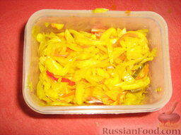 Салат с языком, опятами и овощами по-корейски: Берем небольшое количество капусты по-корейски.