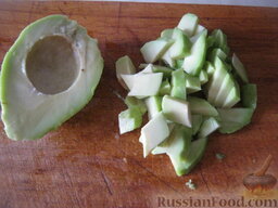 Салат из авокадо и молодой капусты: Как приготовить овощной салат с авокадо и огурцом:    Авокадо разрезать пополам. Вынуть косточку. Очистить от кожуры. Порезать соломкой или кусочками. Взбрызнуть лимонным соком.