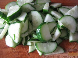 Салат из авокадо и молодой капусты: Огурцы помыть и нарезать полукольцами.