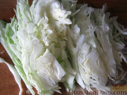 Салат из авокадо и молодой капусты: Капусту нарезать тонко соломкой.