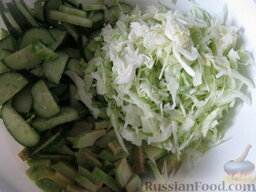 Салат из авокадо и молодой капусты: Смешать капусту с огурцом и авокадо. Посолить по вкусу, заправить салат с авокадо растительным маслом. Хорошо перемешать.