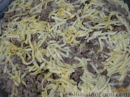 Запеканка из макарон, сыра и куриной печени: Выложить яично-сырную смесь поверх печени.