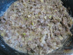 Запеканка из макарон, сыра и куриной печени: Далее влить в сковороду 0,5 стакана молока, добавить соль и перец.