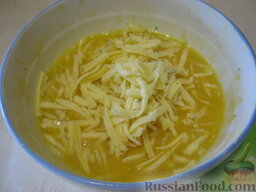 Запеканка из макарон, сыра и куриной печени: В глубокой миске смешать яйца и твердый тертый сыр. Перемешать.
