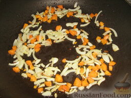 Курочка с грибами и болгарским перцем: Как приготовить курицу с грибами и перцем:    Морковь и лук почистить, порезать. Обжарить на растительном масле до золотистого цвета.