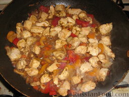 Курочка с грибами и болгарским перцем: Добавить куриную грудку, порезанную кубиками. Обжарить. Посолить, добавить специи для курицы.