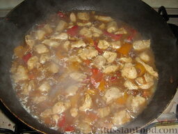 Курочка с грибами и болгарским перцем: Добавить горячую воду или бульон. Прикрыть крышкой и тушить курицу с грибами и перцем около 20 мин.
