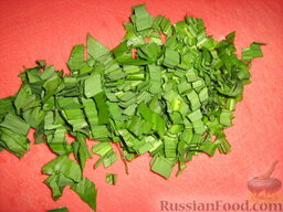 Салат с черемшой "Свежесть": Как приготовить салат из черемши:    Черемшу сполоснуть и порезать.