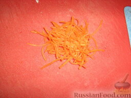 Салат с черемшой "Свежесть": Морковь почистить, натереть на мелкой терке.