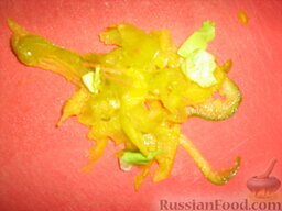Салат с черемшой "Свежесть": Болгарский перец очистить от плодоножки и семян, нарезать тоненькими ломтиками.