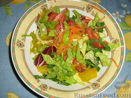 Салат с черемшой "Свежесть": Поместить все составляющие в салатницу. Посолить и поперчить. Заправить салат из черемши оливковым маслом и яблочным уксусом (по желанию).