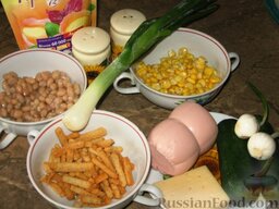 Вкусный салат: Как приготовить салат из фасоли и кукурузы с сухариками:    Открываем банки и сливаем жидкость с фасоли и кукурузы. Выкладываем фасоль и кукурузу в салатницу.