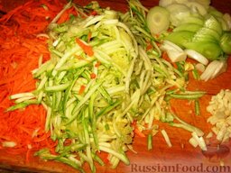 Овощной суп с чечевицей: Морковь и картофель очистить. Натереть или порезать крупной соломкой морковь, картофель и кабачок. Мелко порезать чеснок. Тонкими кольцами нарезать лук-порей.