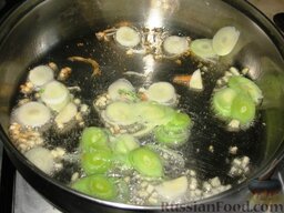 Овощной суп с чечевицей: В кастрюле или глубокой сковороде разогреть масло и обжарить на нем чеснок, потом лук-порей.