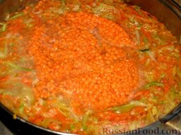 Овощной суп с чечевицей: Добавить промытую чечевицу и еще 1 л бульона. Посолить по вкусу, можно добавить любимые специи (карри, итальянские травы). Варить овощной суп с чечевицей 10 минут.