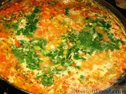 Овощной суп с чечевицей: Добавить в готовый овощной суп с чечевицей рубленую зелень и мясо с окорочка.
