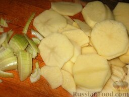 Картофельное рагу с колбасой: Как приготовить картофельное рагу с колбасой:    Картофель очистить и нарезать кружочками. Репчатый лук очистить и нарезать четвертькольцами.  Разогреть на сковороде растительное масло и обжарить картофель с луком. Посолить и посыпать базиликом.