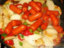 Картофельное рагу с колбасой: Сосиски порезать кусочками. Маленькие колбаски можно оставить целыми. Добавить их в сковороду и обжарить вместе с картофелем 7-10 минут. Готовое картофельное рагу с колбасой посыпать рубленой зеленью.