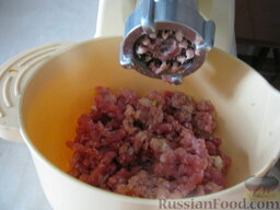 Мясные фрикадельки: Мясо помыть, обсушить и разрезать на куски. Перемолоть мясо, отжатый хлеб и лук в мясорубке.